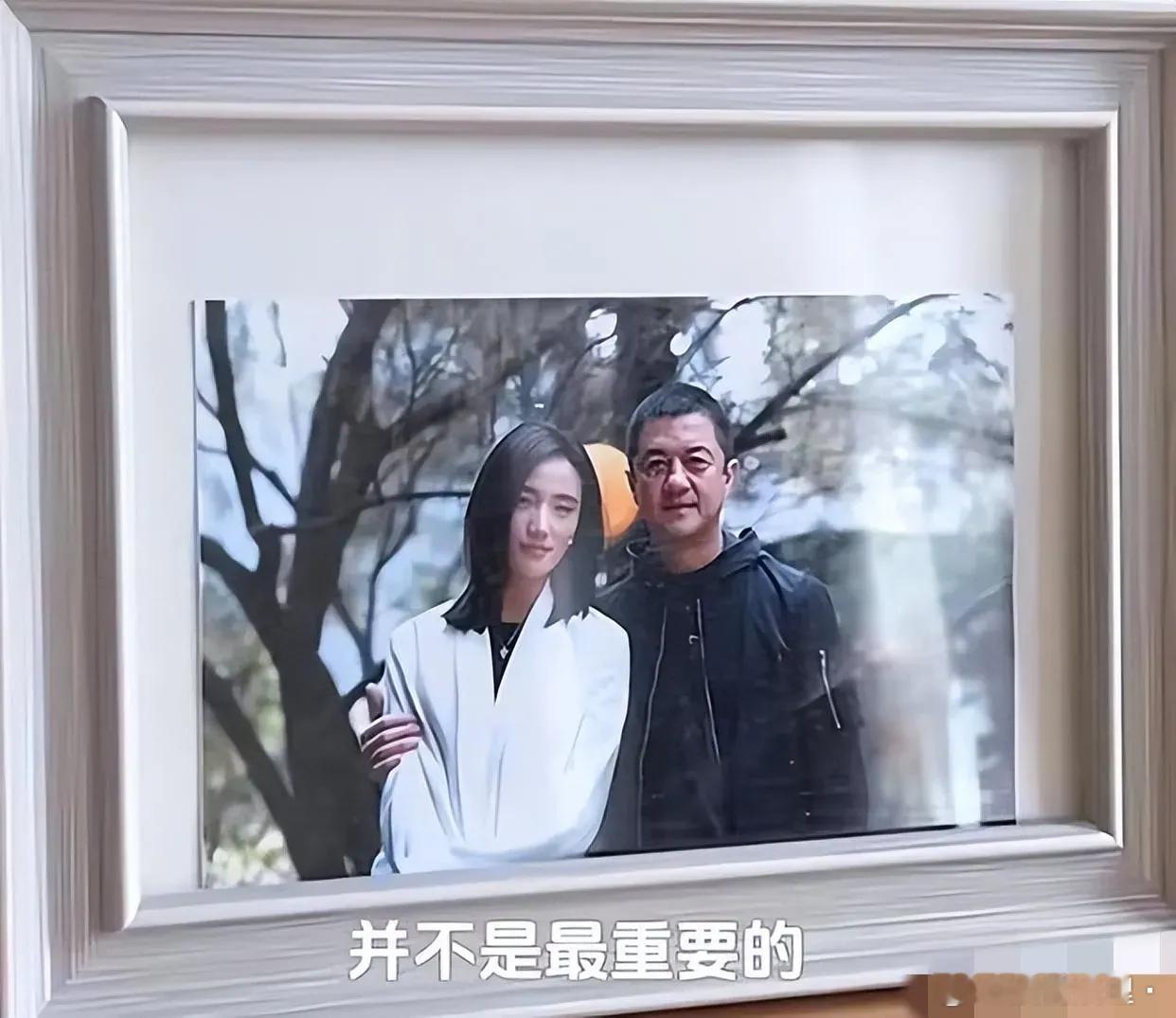 她比王菲会来事，虽然都是生了女儿，但是会讨婆婆欢心，带着婆婆、妈妈一起去旅行，把