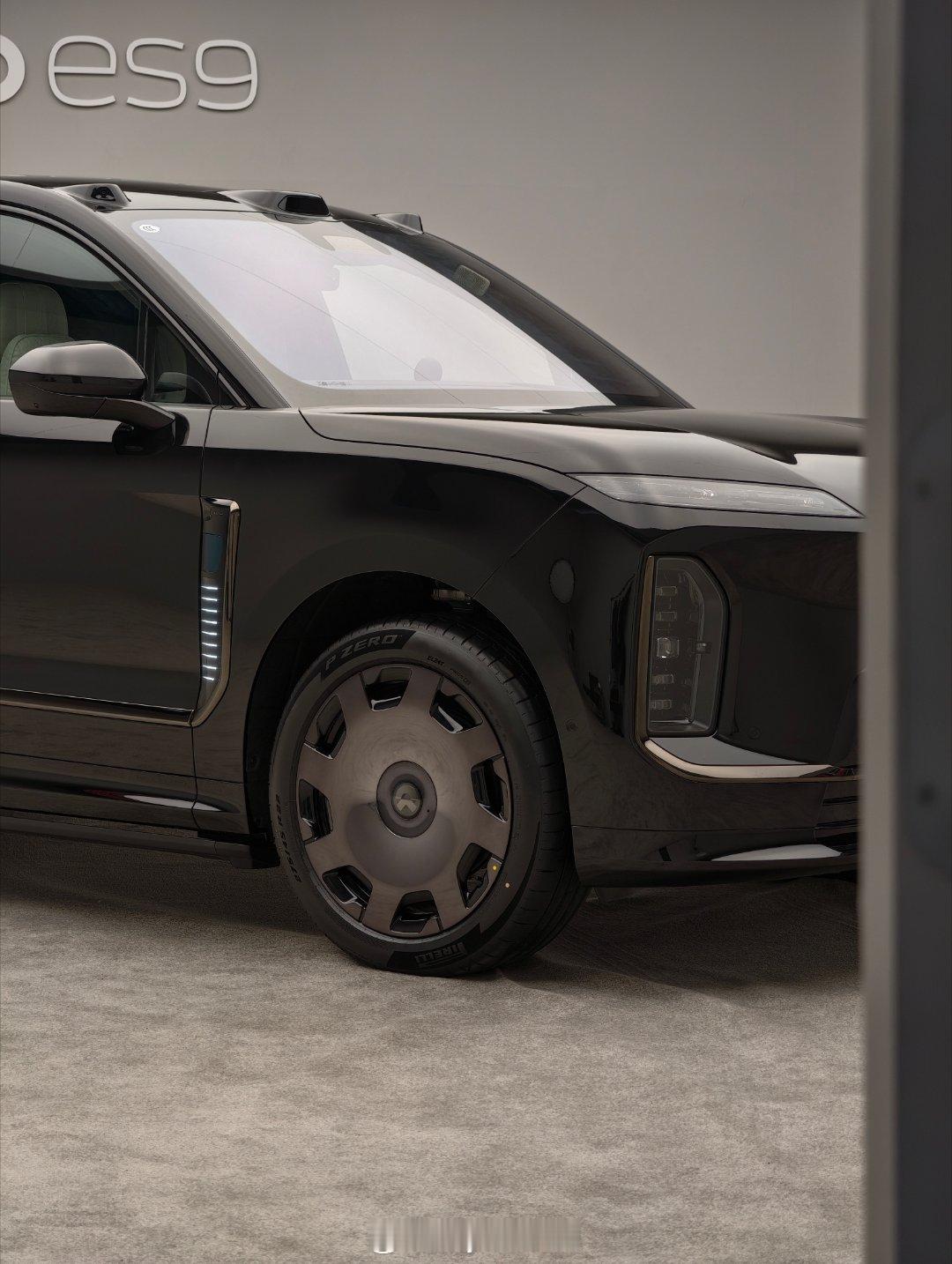 比如昨的这个玄金套装，就是在景德镇博物馆里看到了乌金釉，找到了灵感，做成了现在大