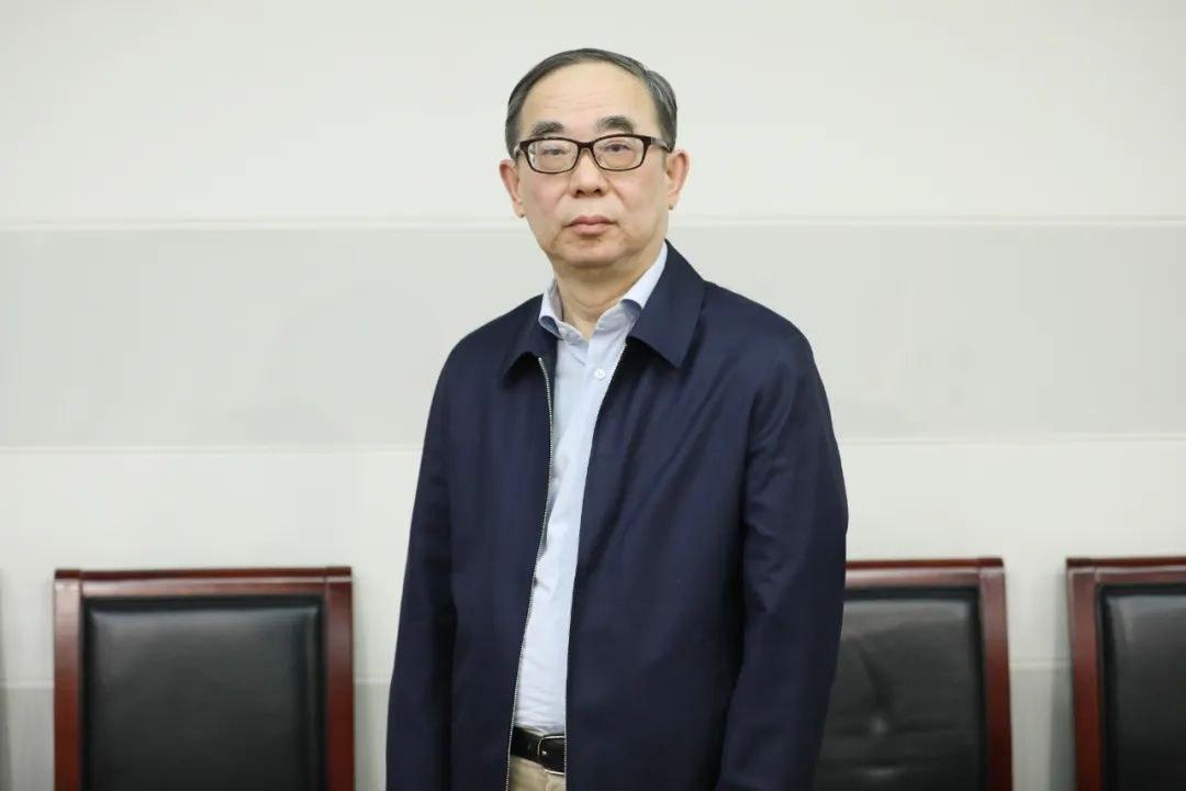 已经62岁，身家千亿的中国药王孙飘扬，把干了半辈子的公司交了出去。妻子是中国女首