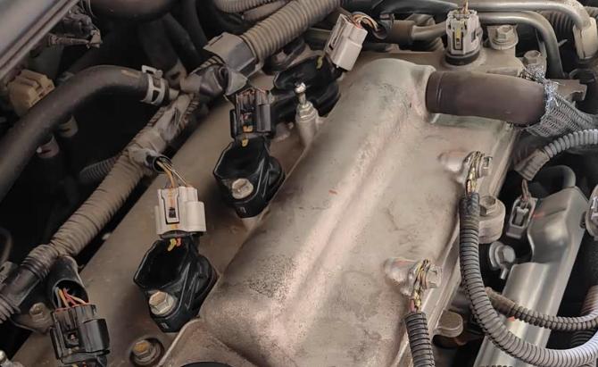 丰田卡罗拉换火花塞全流程
很多的卡罗拉车主都会有一些好奇，火花塞是不是可以从新车