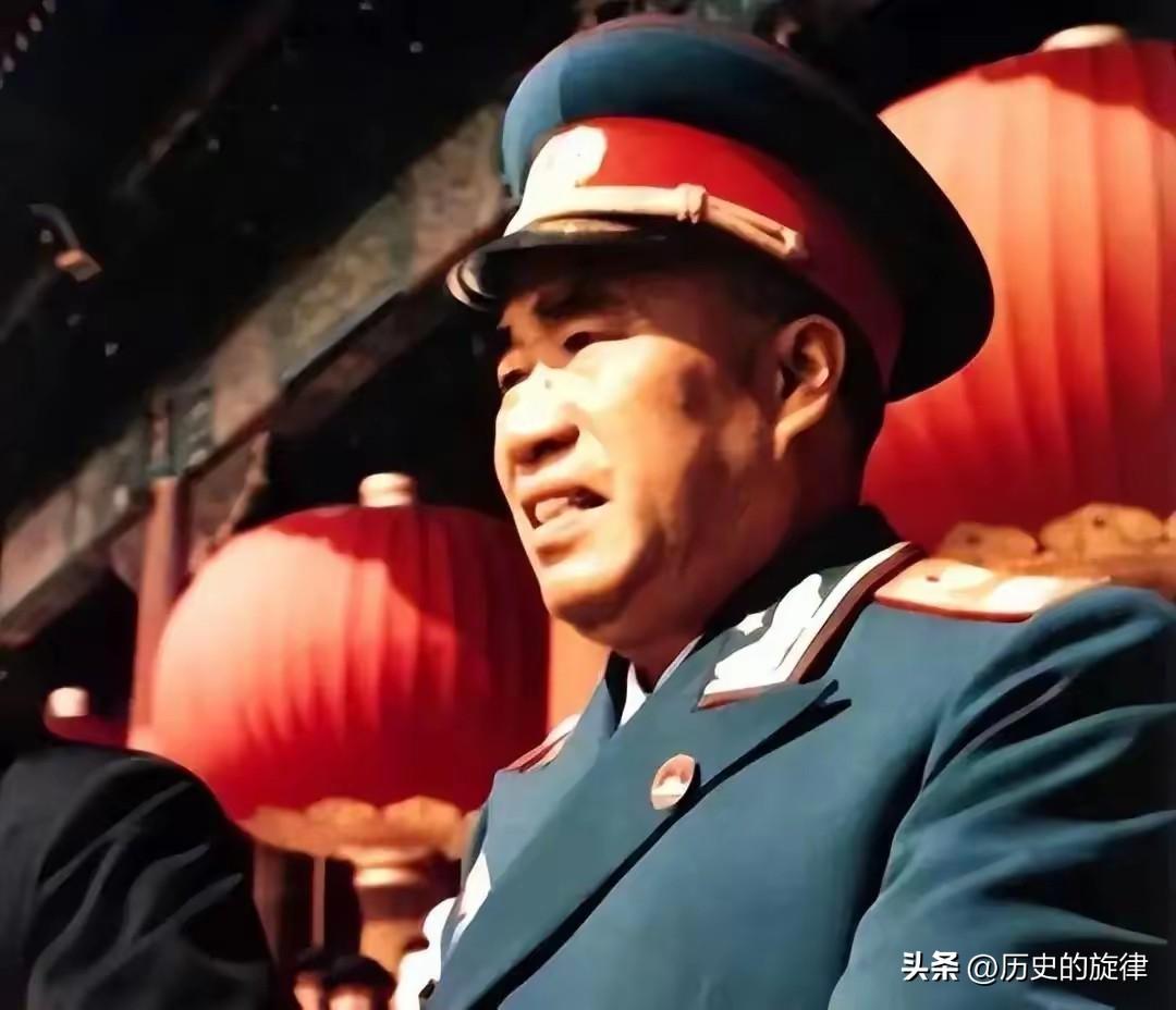 1959年朱老总吉林视察，散步发现半块废锄板，当场严肃批评众人
 
老一辈开国元