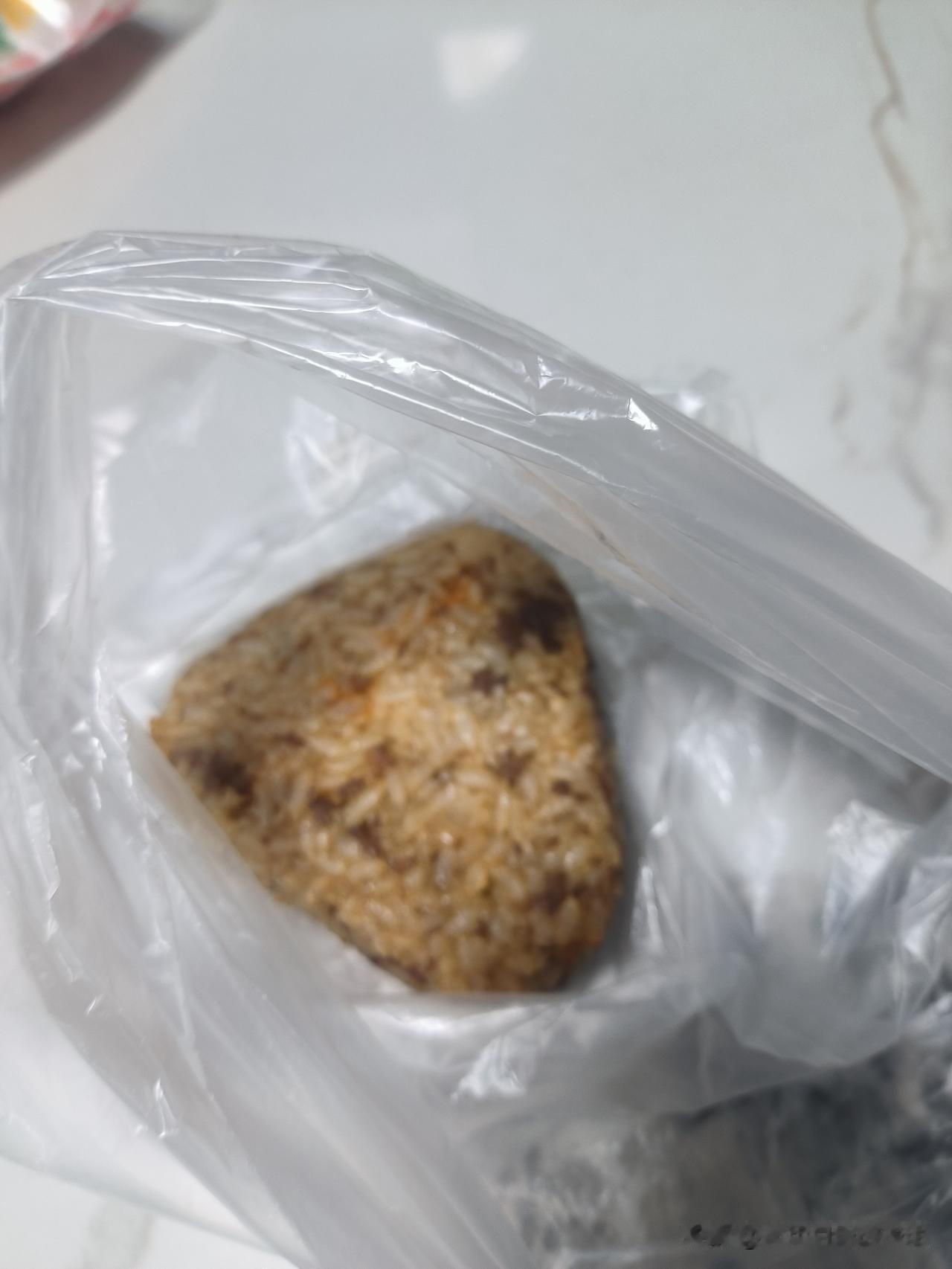 今天早上，女儿洗漱完后，来到饭厅，看到妈妈做的早餐，就一脸嫌弃，说：“我不要吃这