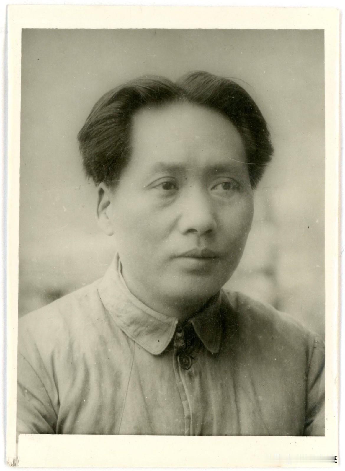 1942年5月2日至23日，中共中央在延安杨家岭召开文艺座谈会，会议由毛泽东和凯