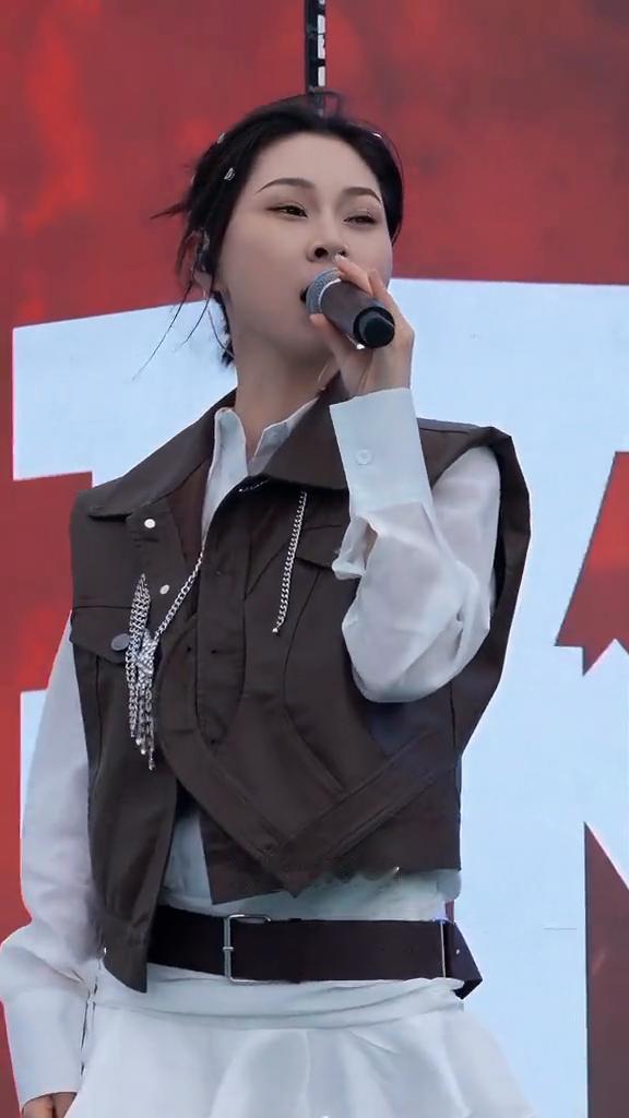 聚散本来就是宿命写好的约会，怪我对你执迷不悔。你若三冬来，换我一城雪白。漫天相思