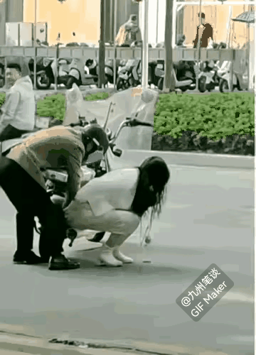 这个月的全勤奖没了！尴尬了，搭个电瓶车搭上一条裤子裙子，还是新裙子，还耽误上班。
