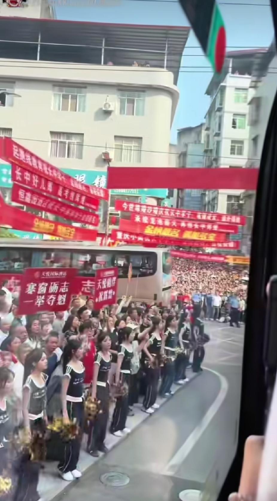 一个小镇，瞬间变得万人空巷，纷纷围聚在学校门前，看到现场的一幕，也瞬间感动落泪了