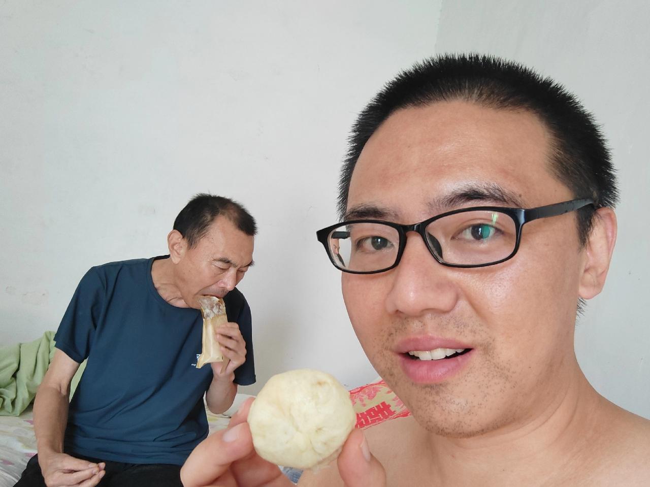 曾经我和我爸势不两立。
如今我俩终于和好了。
通过一场友好的交谈。
我俩都如释重
