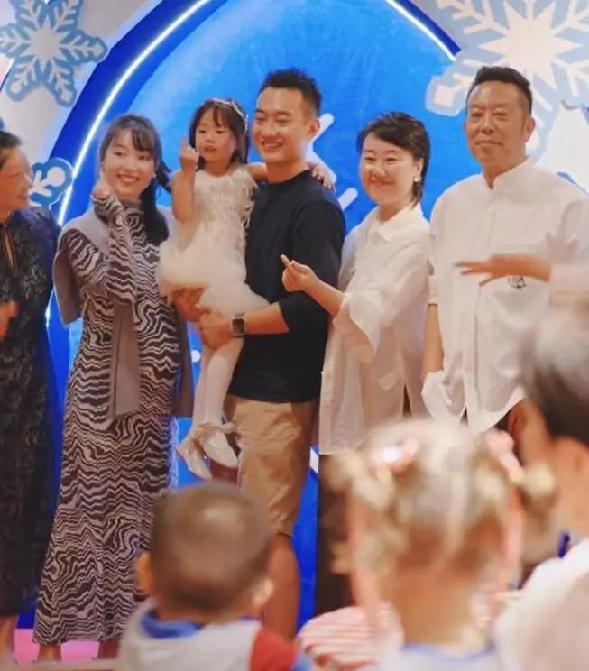 西贝老板的儿子壮壮一夜成名
“亏掉一个小目标”的壮壮，把三里屯的霓虹当成游乐场，