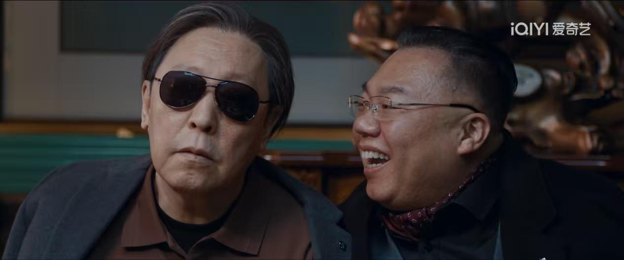 没想到，倪大红这次在《小城良方》里演的龙院长真的是大哥啊！

一开始，男主来医院