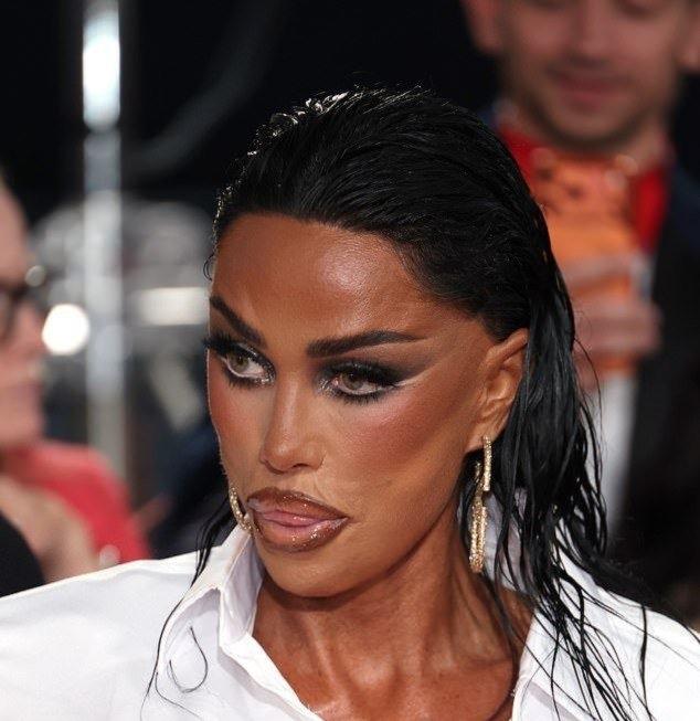 英国女星 Katie Price 最新造型，图一和图二