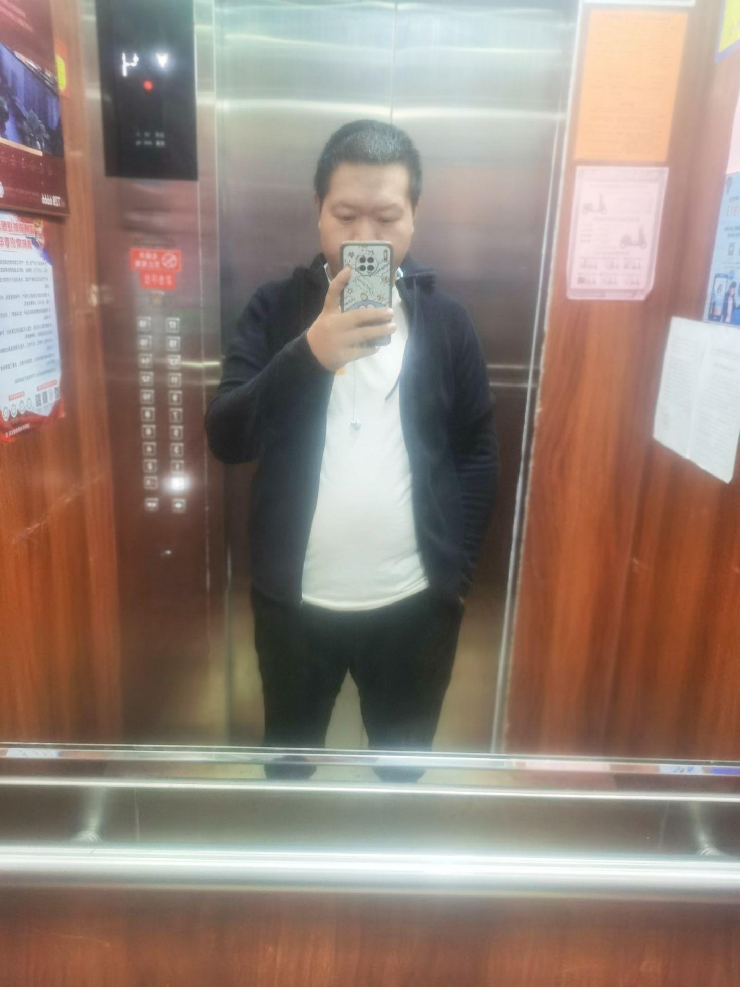 孤独的城市寂寞的夜 我吹着孤独的风 等到分不清回忆和现实