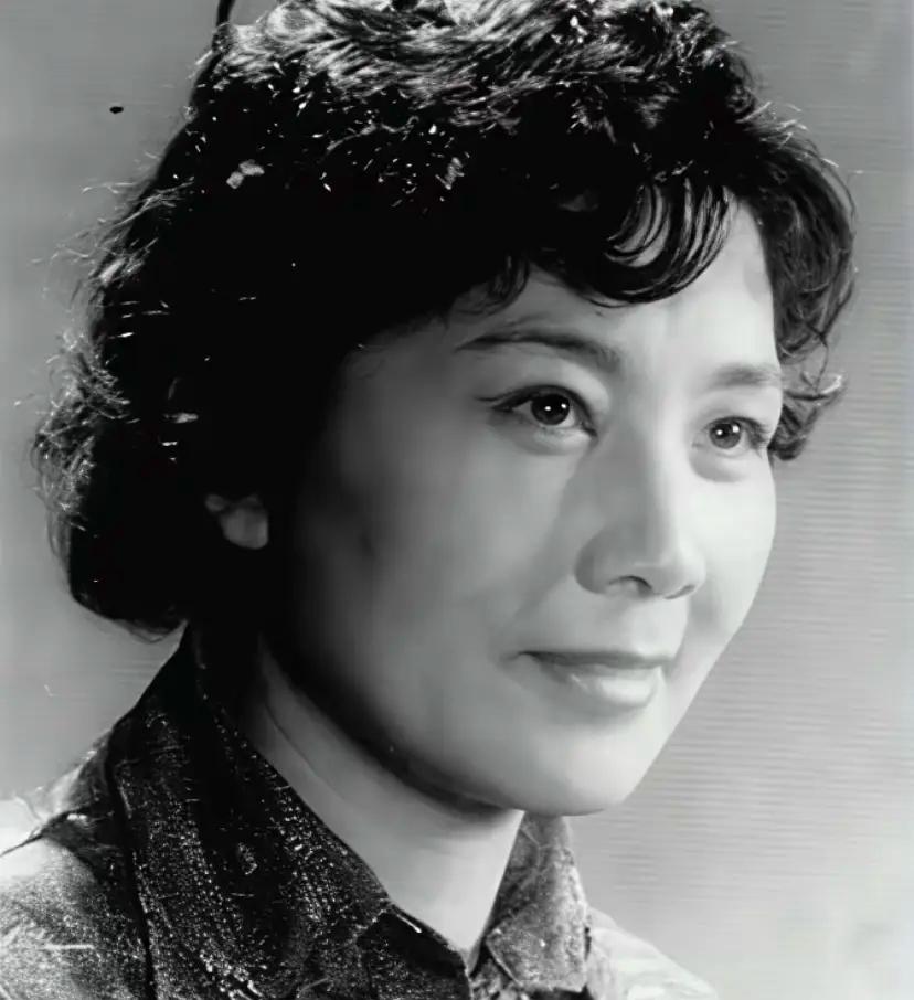 1938年韩复榘被枪决，郑洞国奉命抄没其家产，推开韩家大门时，妻子高艺珍迎上来做