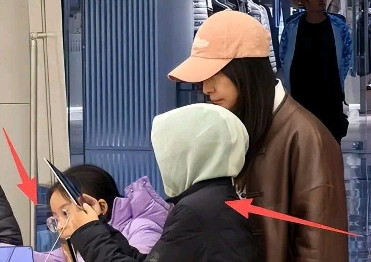 最近郭晶晶一家可太有料了。先是和霍启刚各自在事业上发光发热，郭晶晶拿下波司登 E