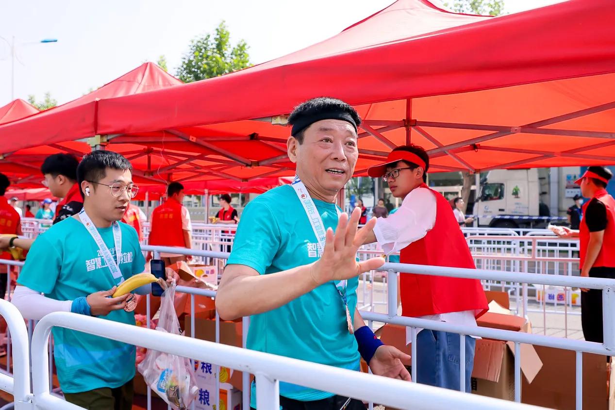 “军哥”最近有点忙，先是跑完长城汽车智慧工厂马拉松，然后又去领了中国汽车工业饶斌