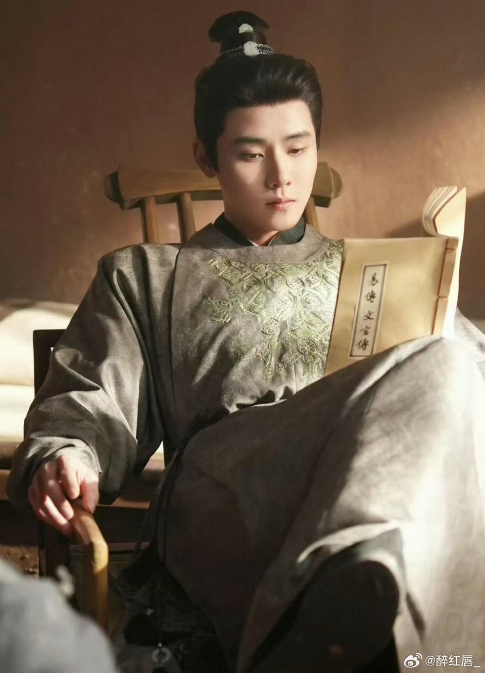 心疼我的李怀安从眼神到举止，全是故事感。任豪把李怀安的隐忍、坚定、破碎感演得太绝