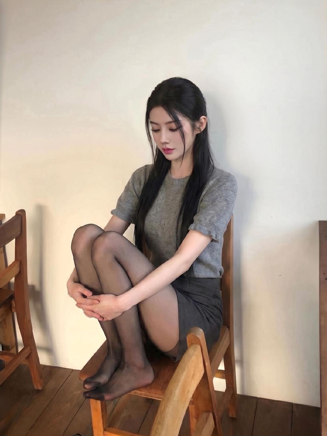 月光缠绵 躲在心里面。