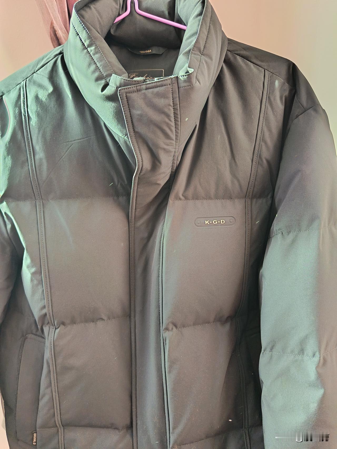 499元的羽绒服充绒就充了400克，这种款式新颖、价格实惠、充绒实在的羽绒服，相