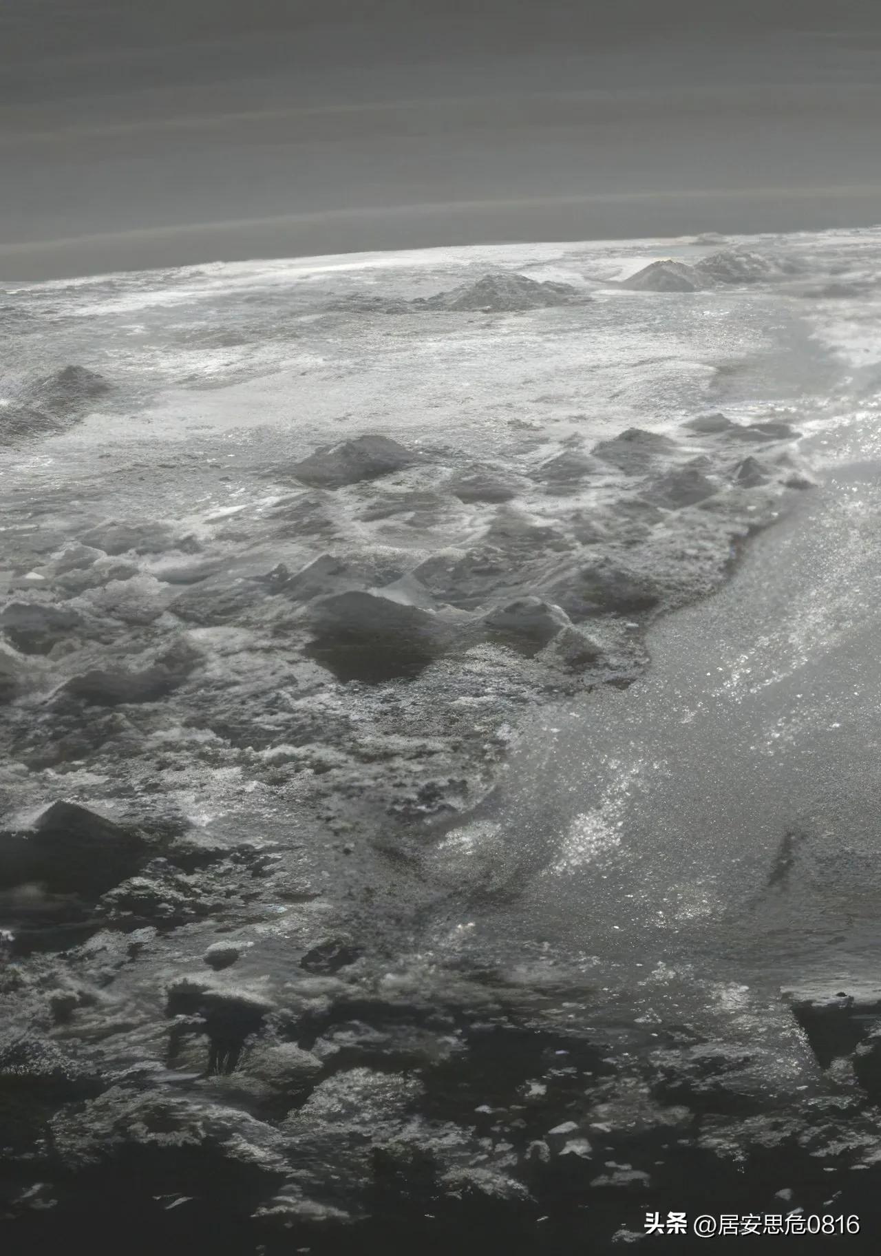 人类历经九年多的黑暗航行，跋涉了三十亿英里，终于捕捉到了这一景象。

那不是岩石