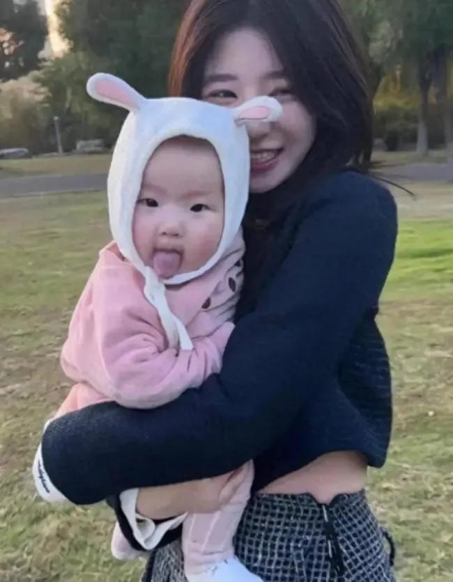 这女的又想一出为女儿铺路，让她做网红。
你这不已经铺的很好了吗，她现在是全国网红