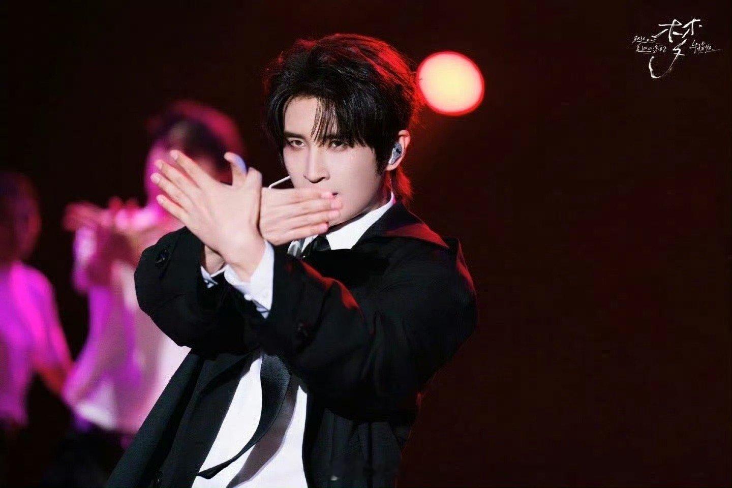 跨年夜名场面！张远带伤开唱《MAMA》首秀，颈部拉伤仍扎针排练、靠止痛药撑场，一