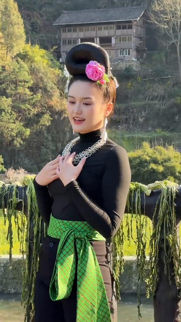 对面看见我的阿哥，不高不矮是个好人才。阿哥的金银珠宝我不要，阿哥只要阿哥你留下来