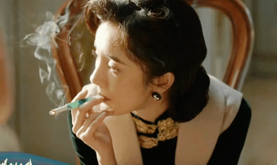 杨幂新剧的关雪好美，这个造型很好看。杨幂哈尔滨一九四四抽烟镜头，杨幂饰演民国谍战