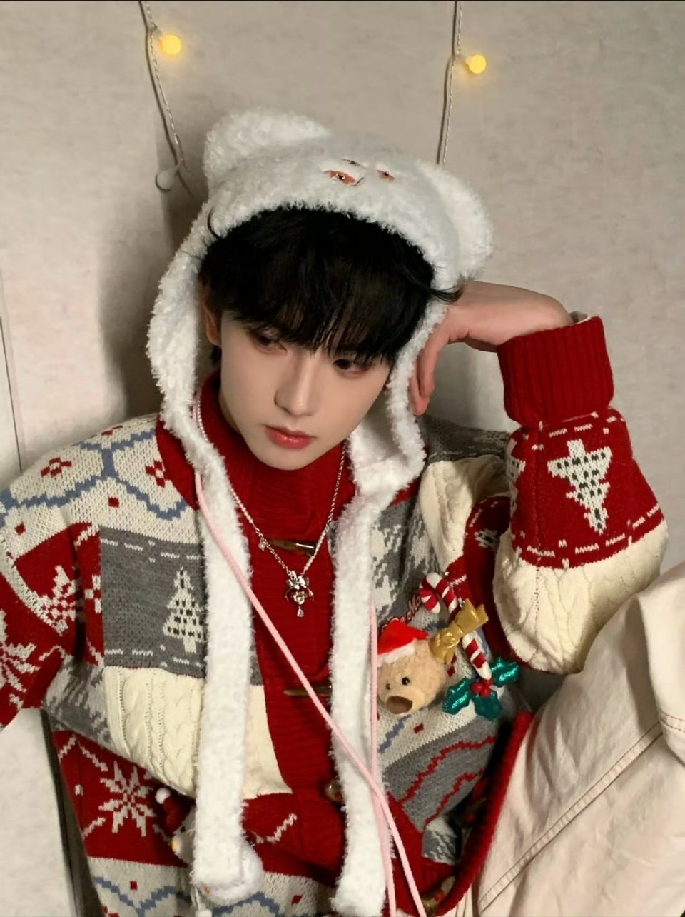 穆祉丞: “解锁一顶新帽子😼 ” 又乖又帅，可可爱爱，期待见面朝朝穆穆