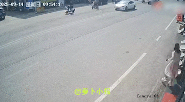这这这……责任该怎么算？
9月14日9时57分左右，山东青岛，女子突然冲入道路，