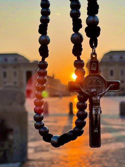 错误的虔诚成为谬见的牺牲品，而真正的虔诚则为真理而殉道。——伏尔泰，《风俗论》（