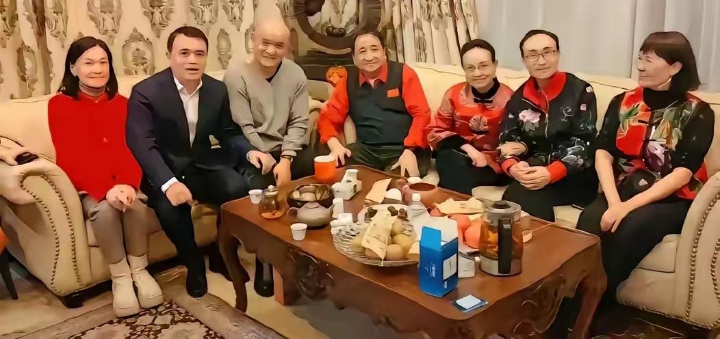 前几天，几位相声名家在加州豪华别墅里穿红戴绿，高唱我和我的祖国，这场景太魔幻，恍