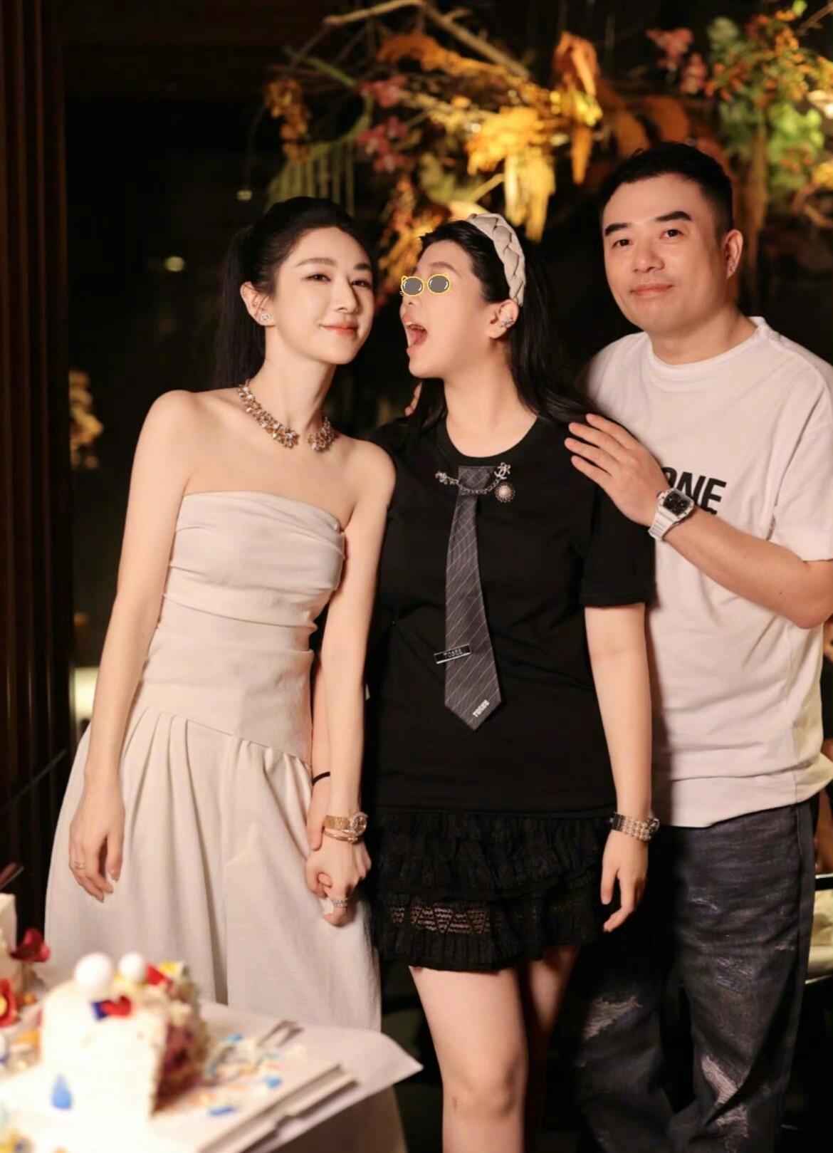 薇娅庆祝40岁生日好松弛，一家三口合影，13岁女儿个子好高 ​​​