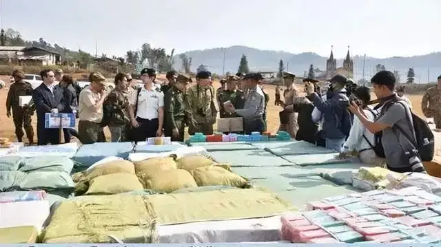 据可靠消息，彭家毒贩同盟军和克钦武装近期准备把炮弹丢几个到瑞丽边境，强拉中国下水