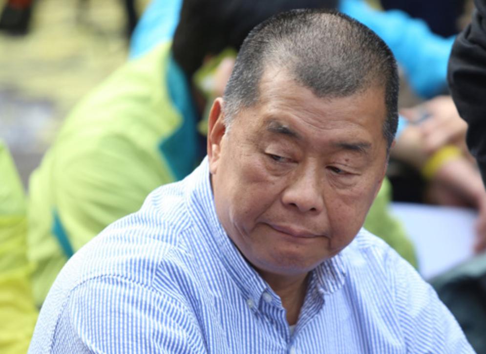 英国首相把释放乱港分子黎智英作为访华的条件，在昨日被“啪啪”打脸，黎智英三项罪名