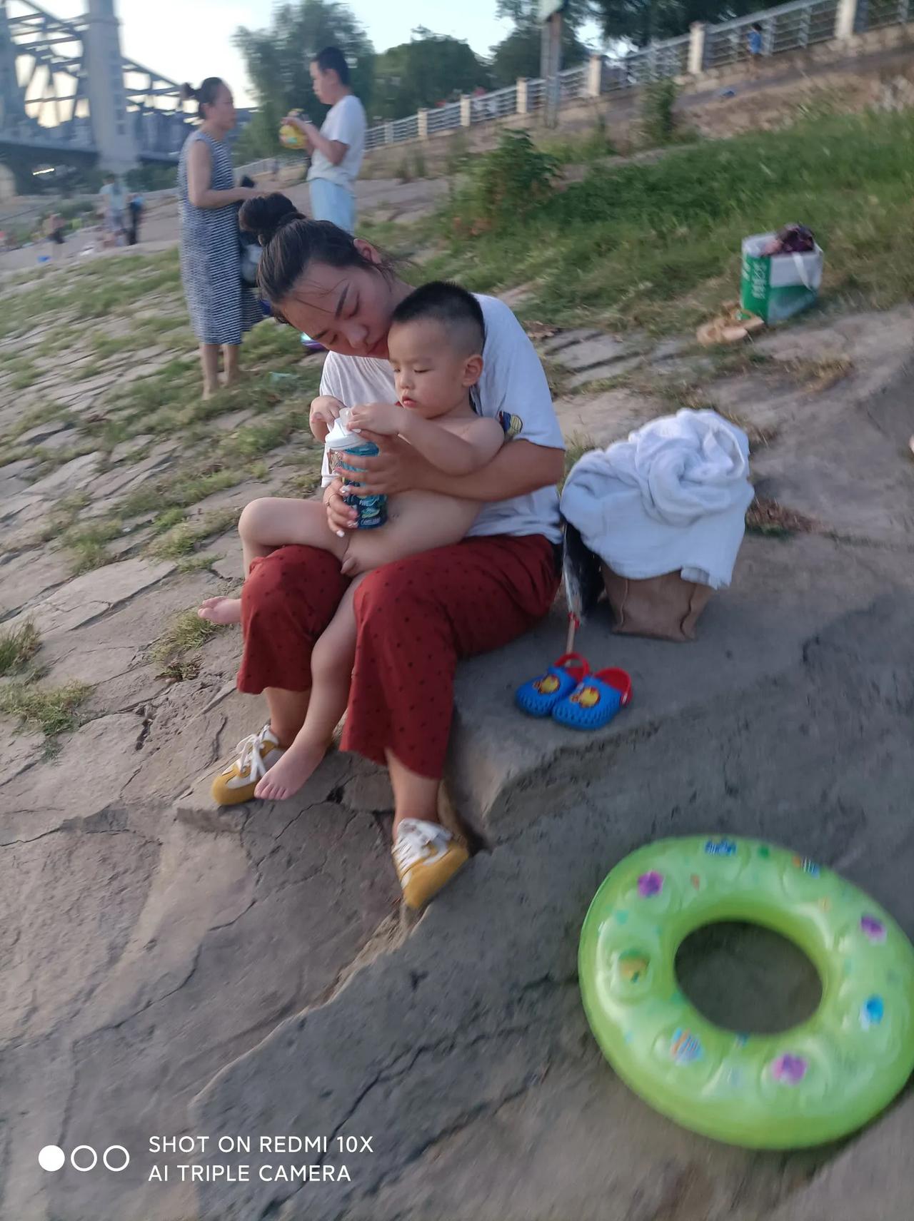 害羞一一
在家好想、玩水清凉，
来到江边、衣全脱光；
一丝不挂、我心里慌！
赤身