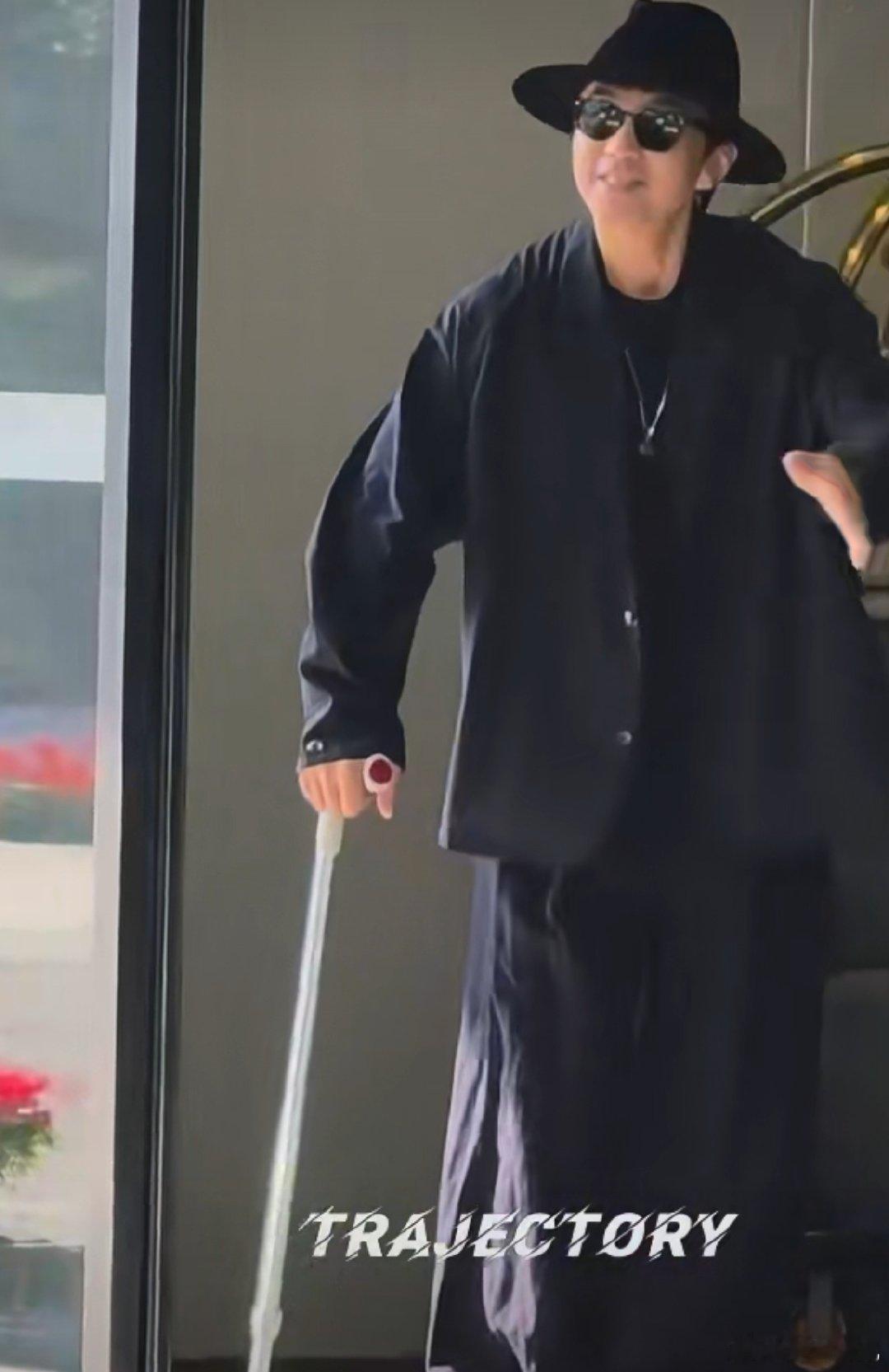 . 心疼又佩服！邓超韧带撕裂未愈就拄拐出发金鸡奖，面对粉丝温柔互动，舞台上专业控