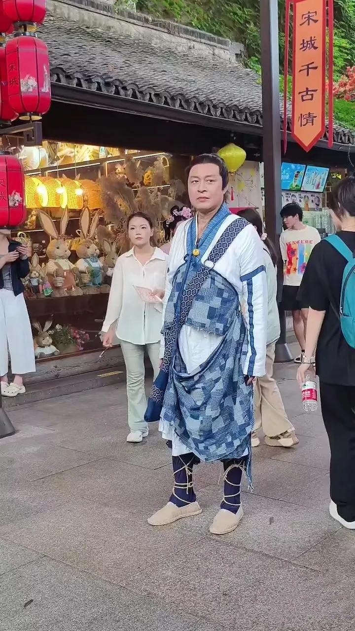 吴奇隆，最近几年好像没有看到他拍的戏！
黄磊也说自己两年多未拍戏了！越来越多的艺