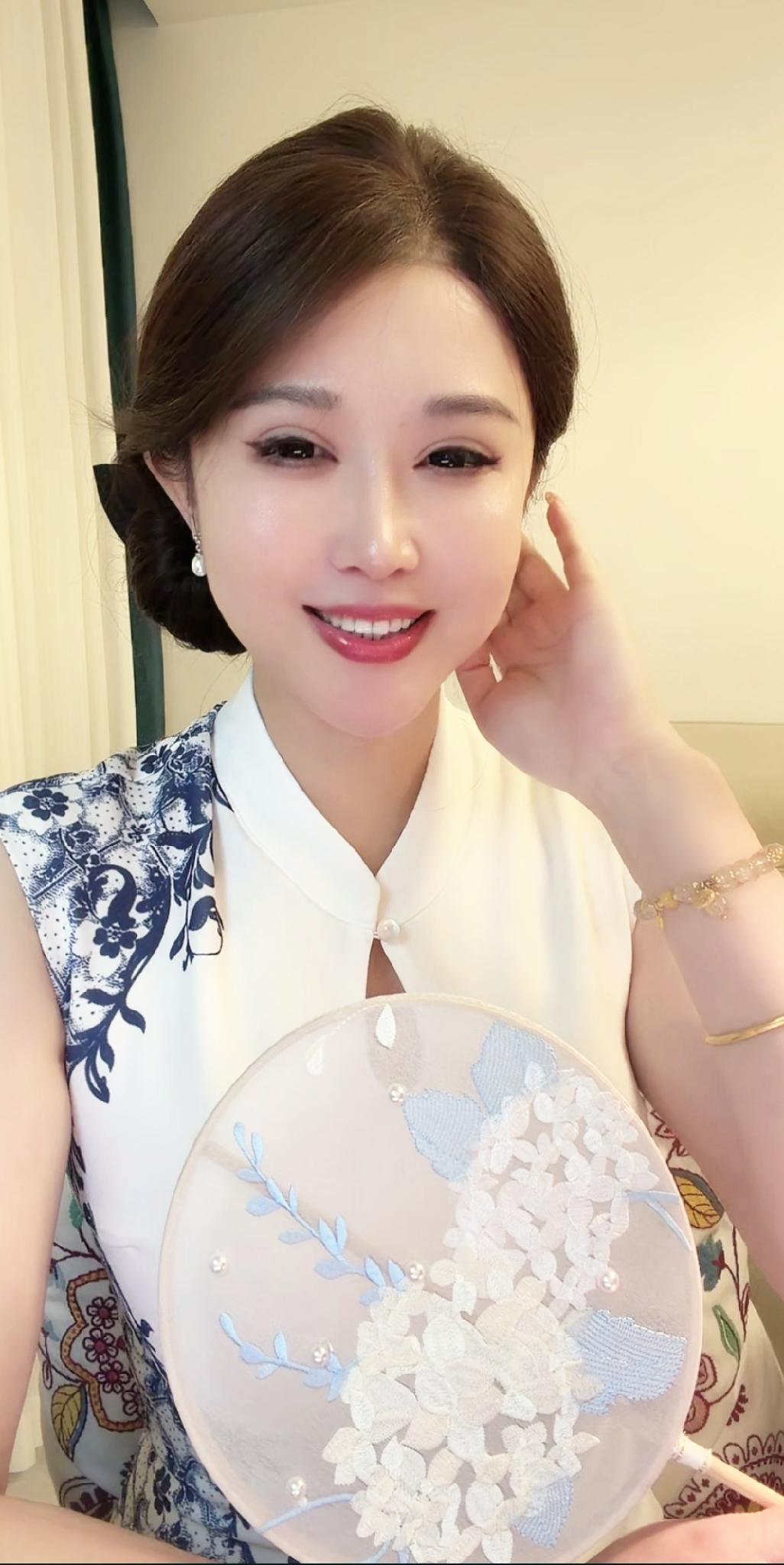青花旗袍优雅清新，愈发显出端庄温婉的气质。复古风短袖旗袍 青花瓷美女旗袍 女人如
