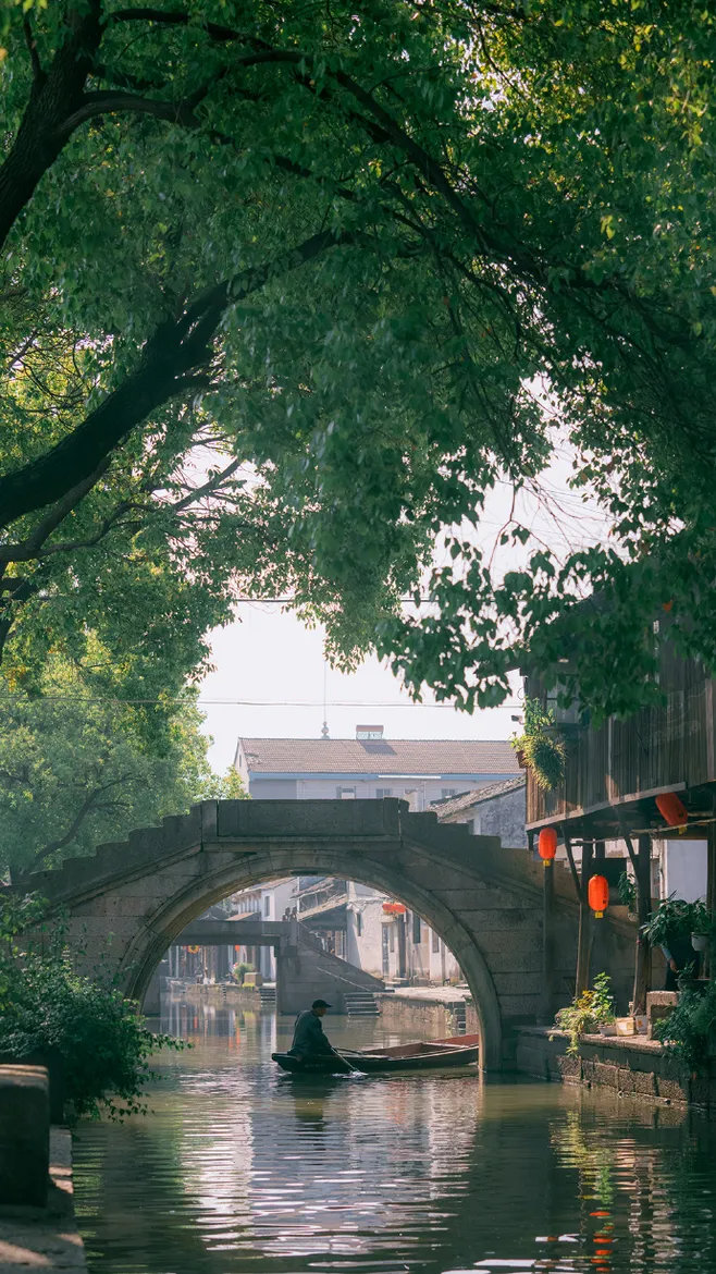 我经由光阴，经由山水，经由乡村和城市，同样我也经由别人，经由一切他者以及由之引生