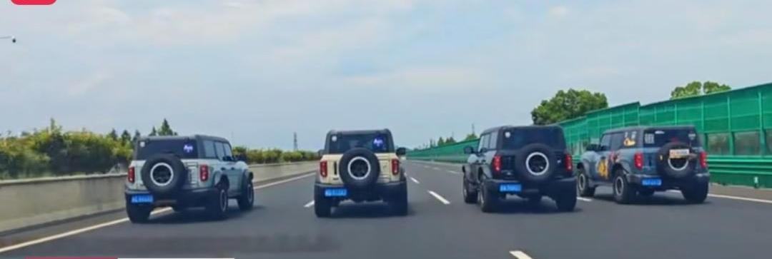 安徽宣城高速上惊现四车并排的场面，想想都刺激！高速上正常是三车道，四车并排那得多