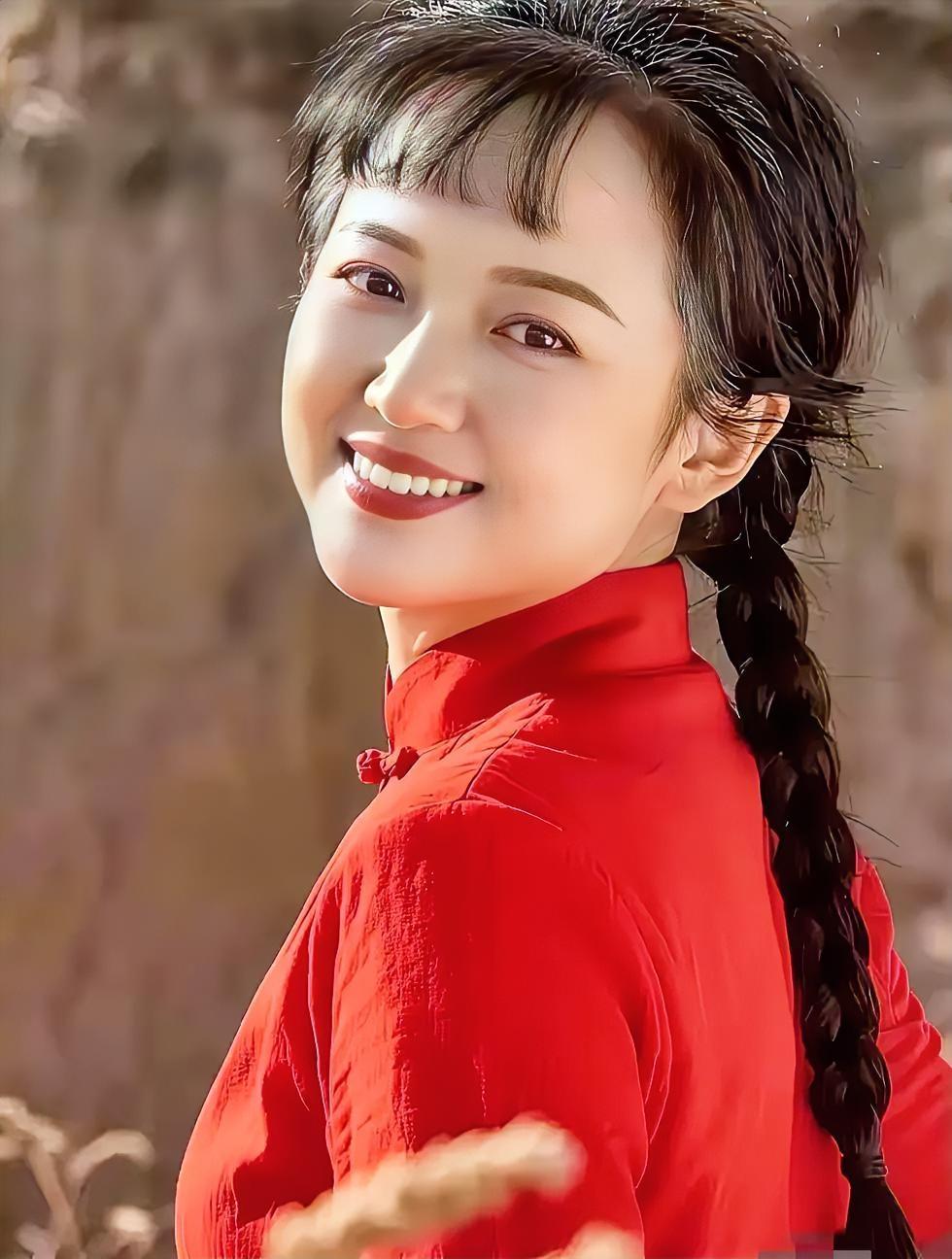 “红衣少女，笑靥如花，岁月静好”🌸💃🌞