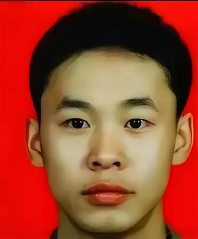 1995年，年仅十九岁的军人梁强踏上返程大巴，准备归队报到。车辆停靠加油站补给时