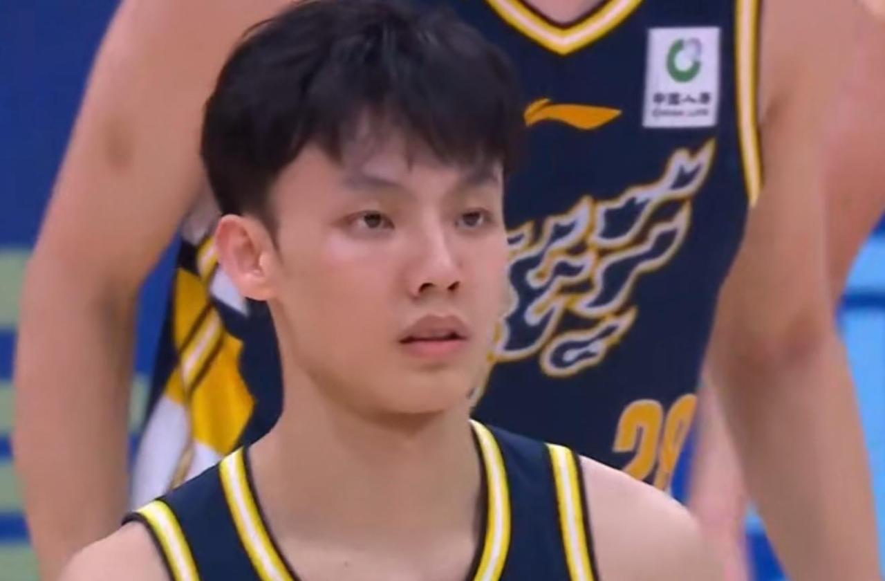 CBA广东主场77：74战胜了宁波，看完全场先心疼王少杰和王洪泽三秒钟，就这哥俩