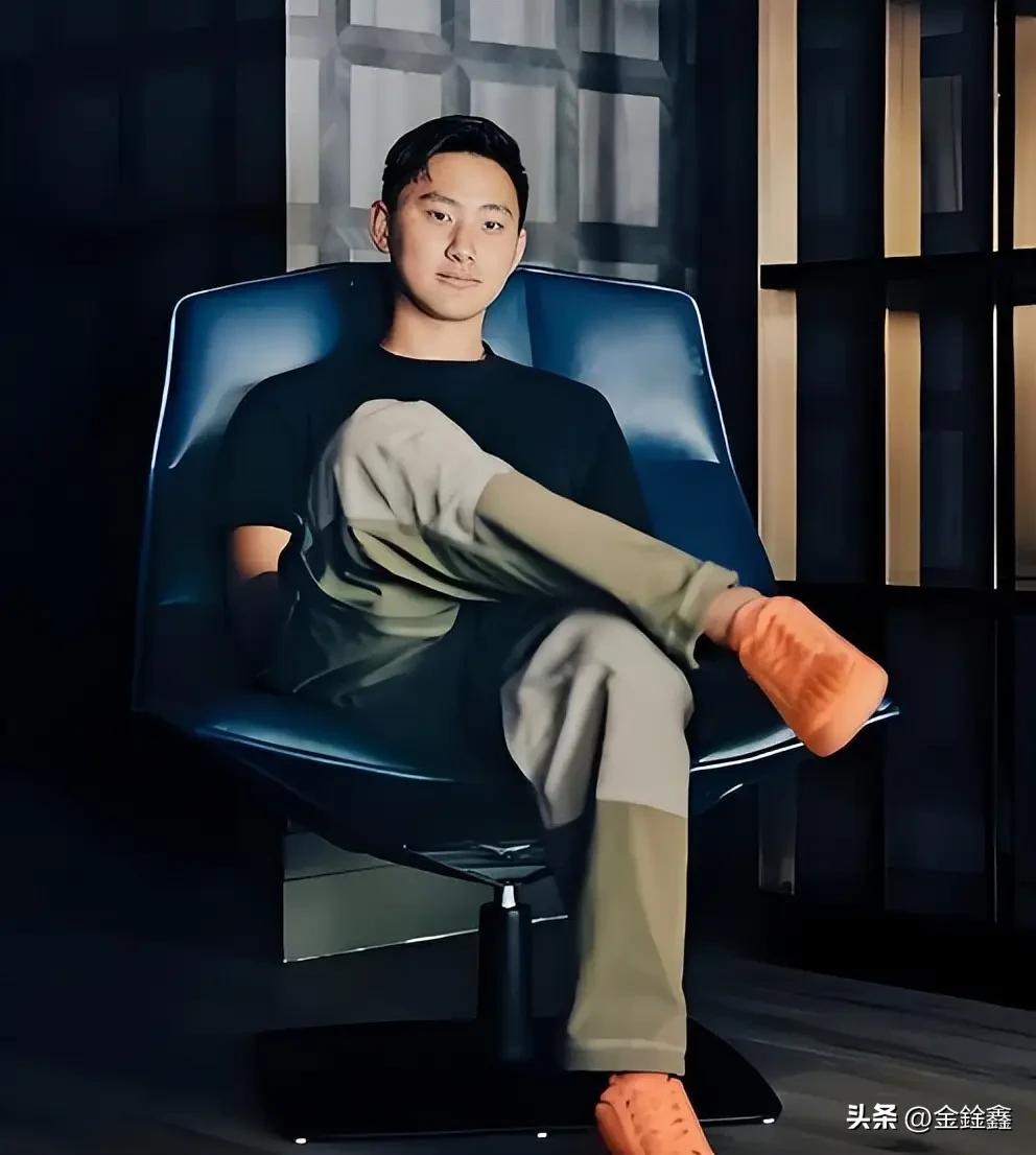 28岁华裔天才献计特朗普封杀中国AI，是“天才”还是“疯子”？

“为了保住自己