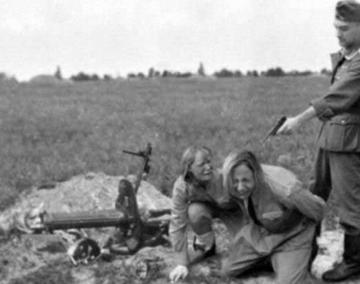 1944年，一个寡母的4个儿子都在战场上牺牲了。她把一团棉花塞进最后一个儿子嘴里