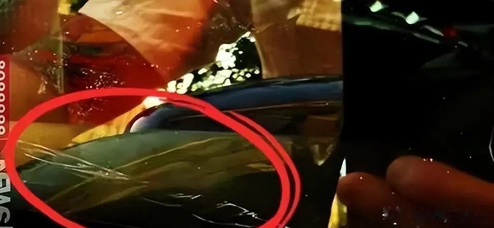 法拉利被4个孩子当滑梯玩
本来以为那种短剧里的熊孩子和家长的剧情是假的，没想到现