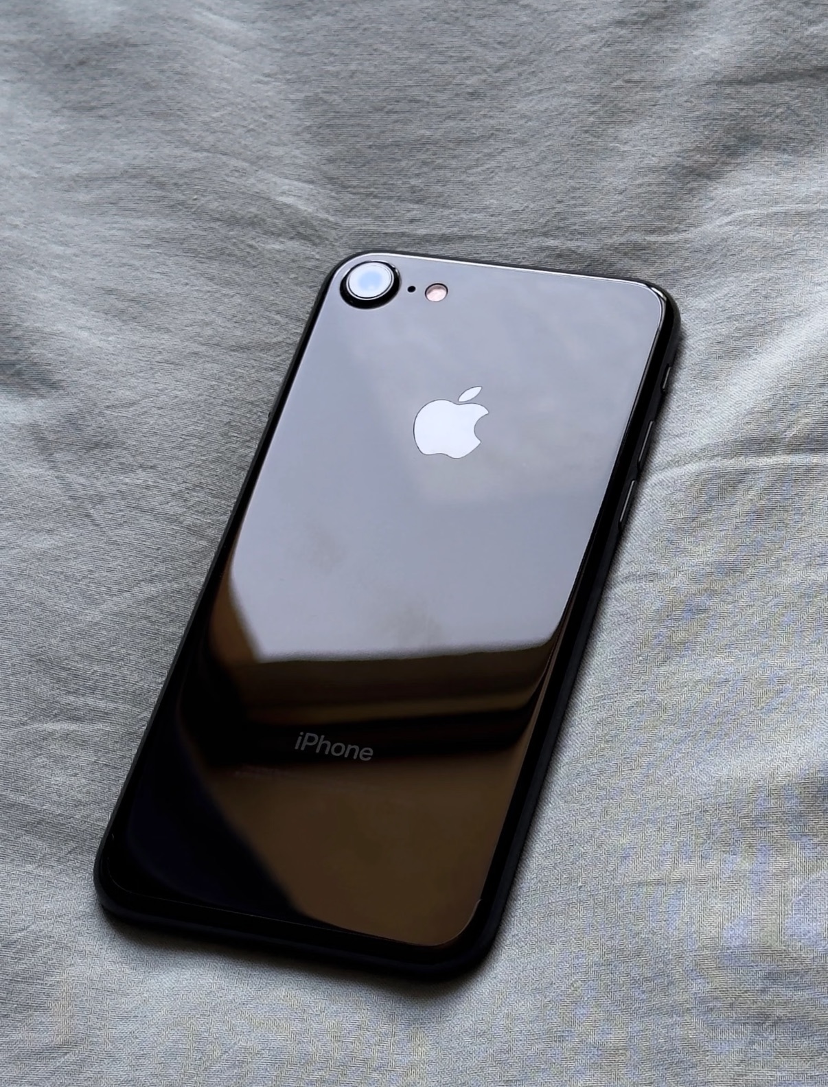 我学生时代用的iPhone，我爸至今还用着呢，库克时代最了不起的事情，就是让一台