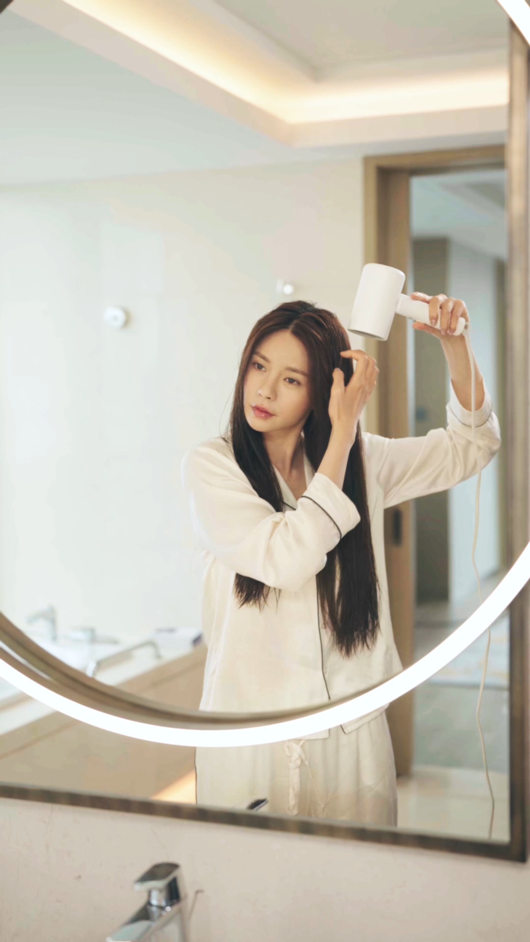 沈梦辰满级女团氛围感 看沈梦辰的每个镜头都能感受到满满的女团气息，气质与魅力兼备