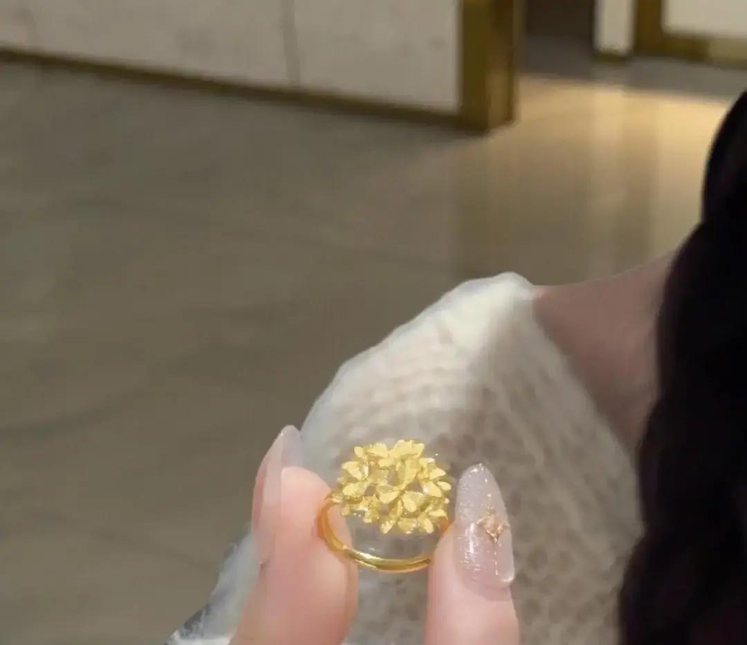 别再以为黄金按克卖了。
周大福那个爆火的“小花塔”，2克卖3300，你买的根本不