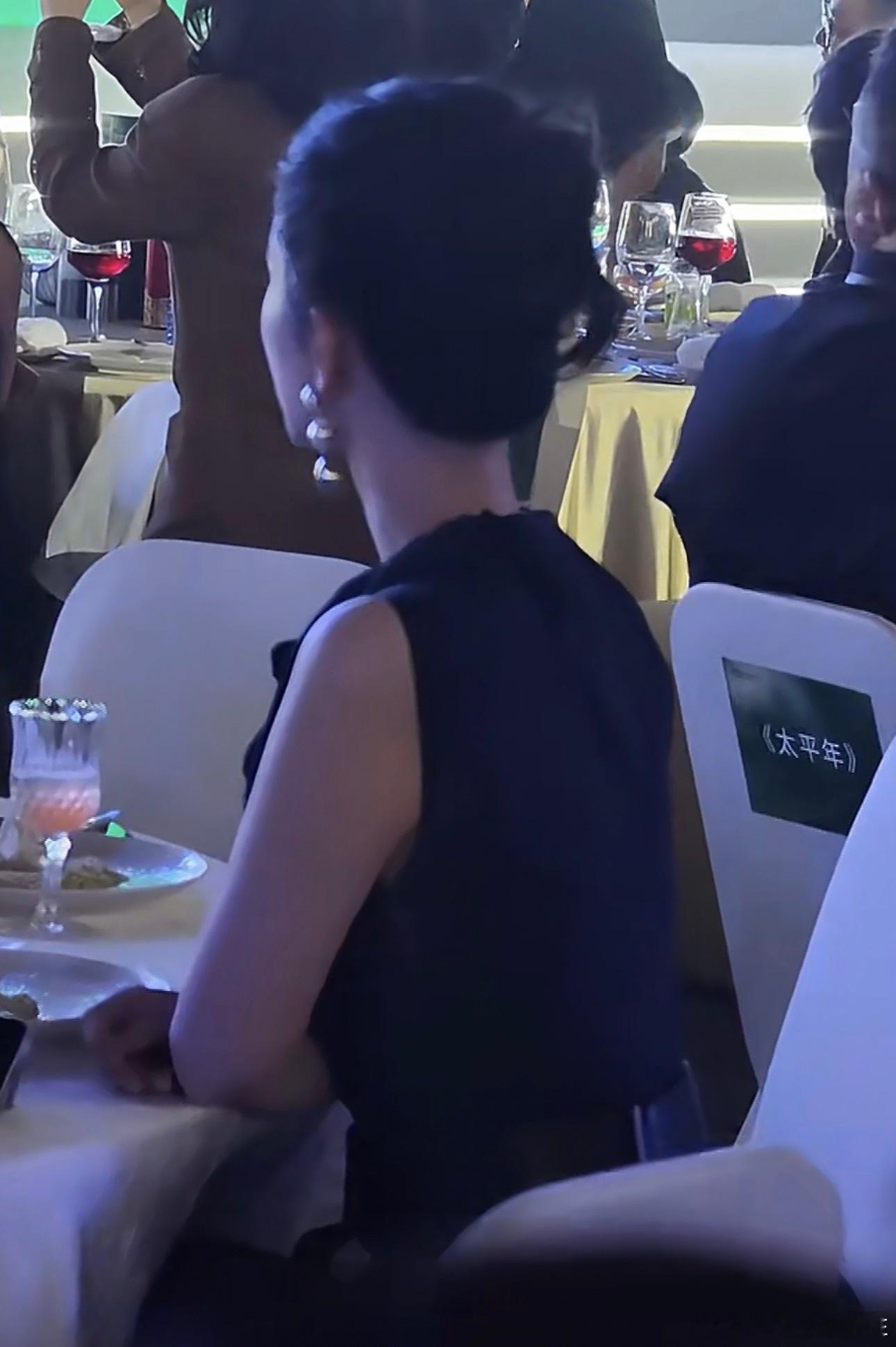 杨紫坐得倍儿直大方得体 杨紫坐得倍儿直气质真的好好啊 杨紫 妥妥的大女主很小的时