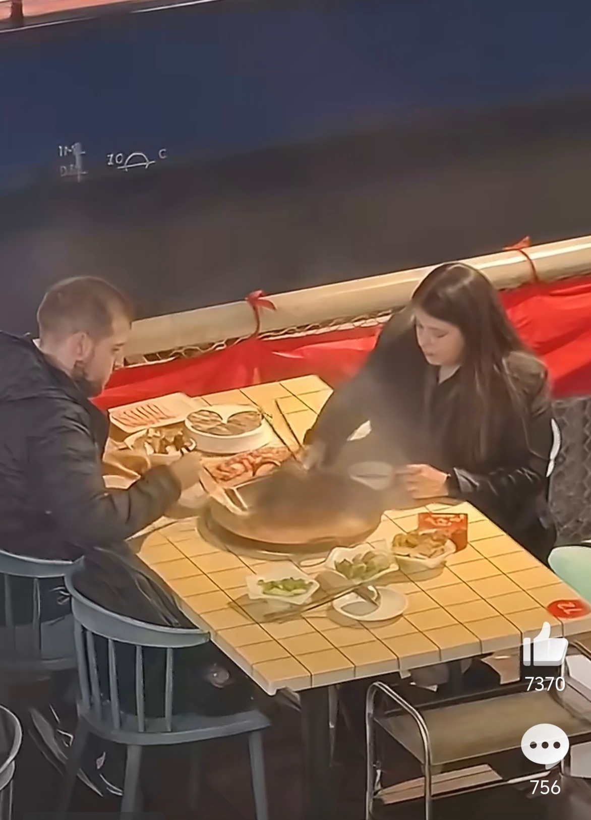 两外国人在重庆用筷子烫火锅 看了老外用筷子的视频笑得不行，建议外国人来重庆还是吃